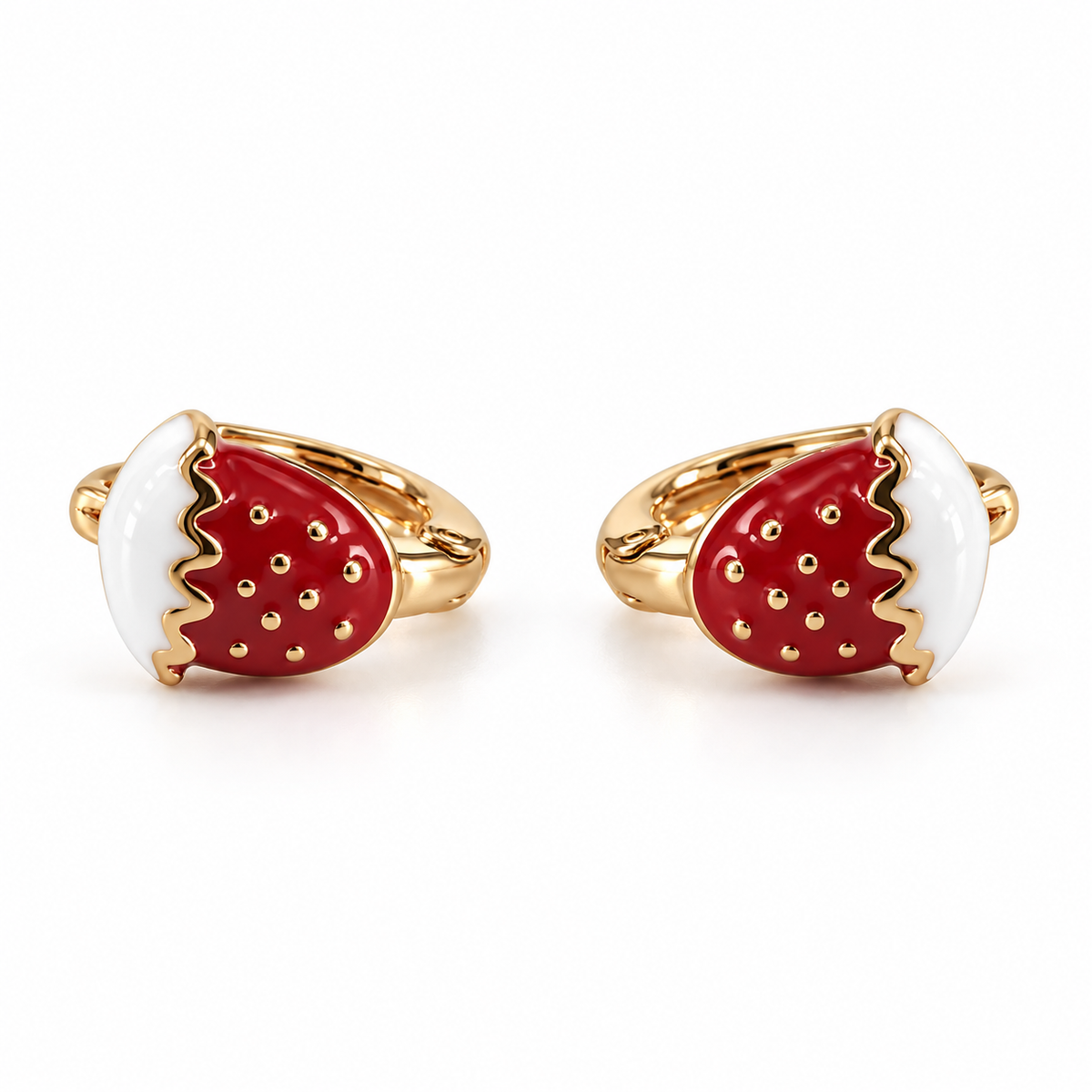 PM125G - Gold Strawberry White Glaze Huggie Minđuše od hirurškog čelika, zlatne minđuše sa motivom crvene jagode, belim dekorativnim prelivom i sitnim zlatnim tačkicama.