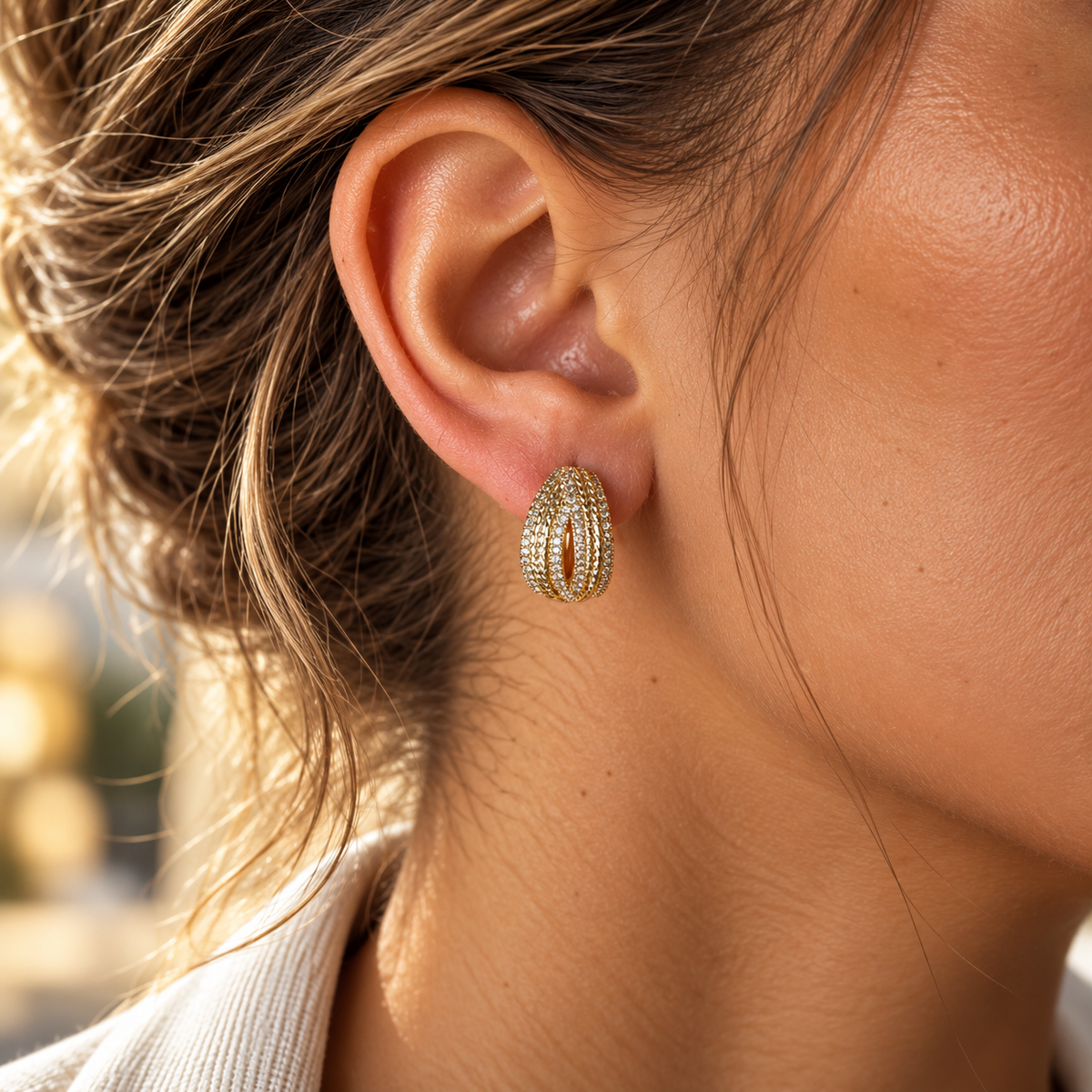 PM121G - Gold Braided Mesh Pavé Huggie Minđuše