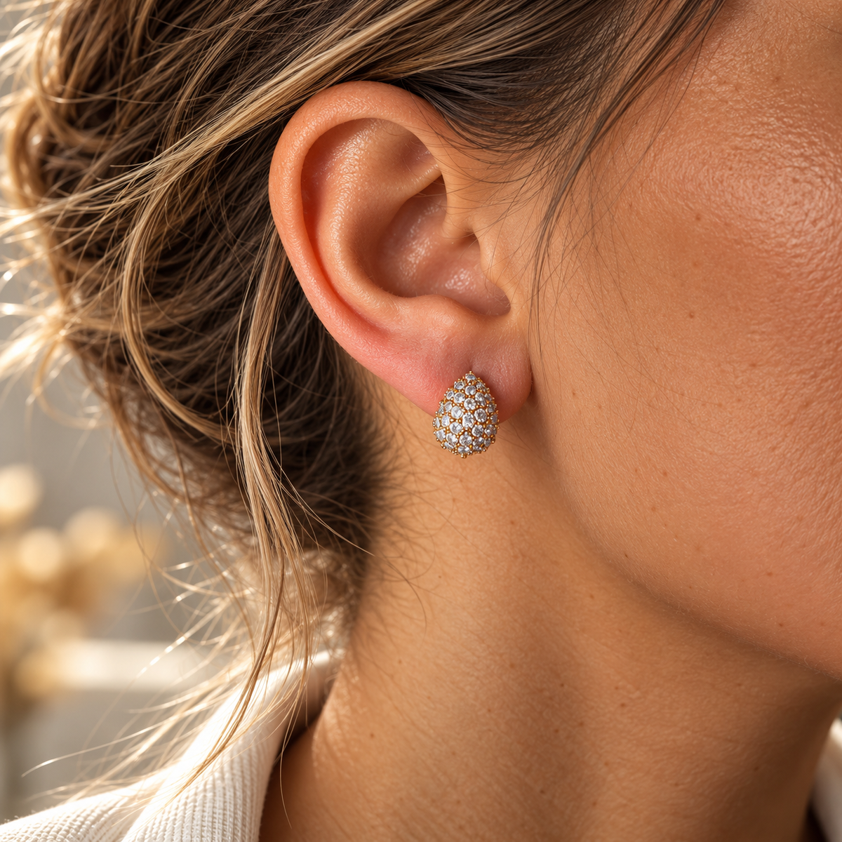 PM123G - Gold Oval Pavé Cluster Huggie Minđuše