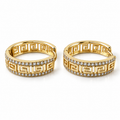 PM117G - Gold Greek Key Double Pavé Huggie Minđuše od hirurškog čelika, široke zlatne minđuše sa grčkim meandar motivom i dva reda prozirnih svetlucavih kamenčića.