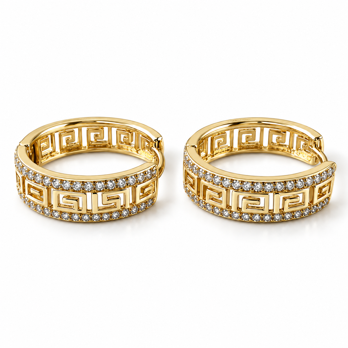 PM117G - Gold Greek Key Double Pavé Huggie Minđuše od hirurškog čelika, široke zlatne minđuše sa grčkim meandar motivom i dva reda prozirnih svetlucavih kamenčića.