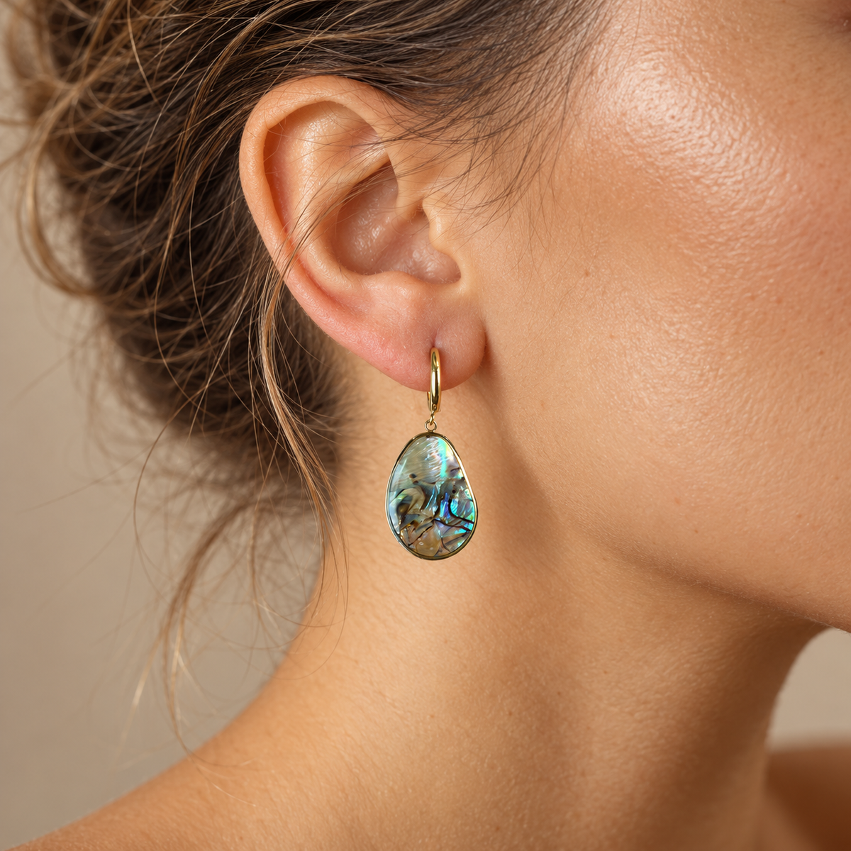 PM120G - Gold Abalone Mosaic Teardrop Huggie Minđuše