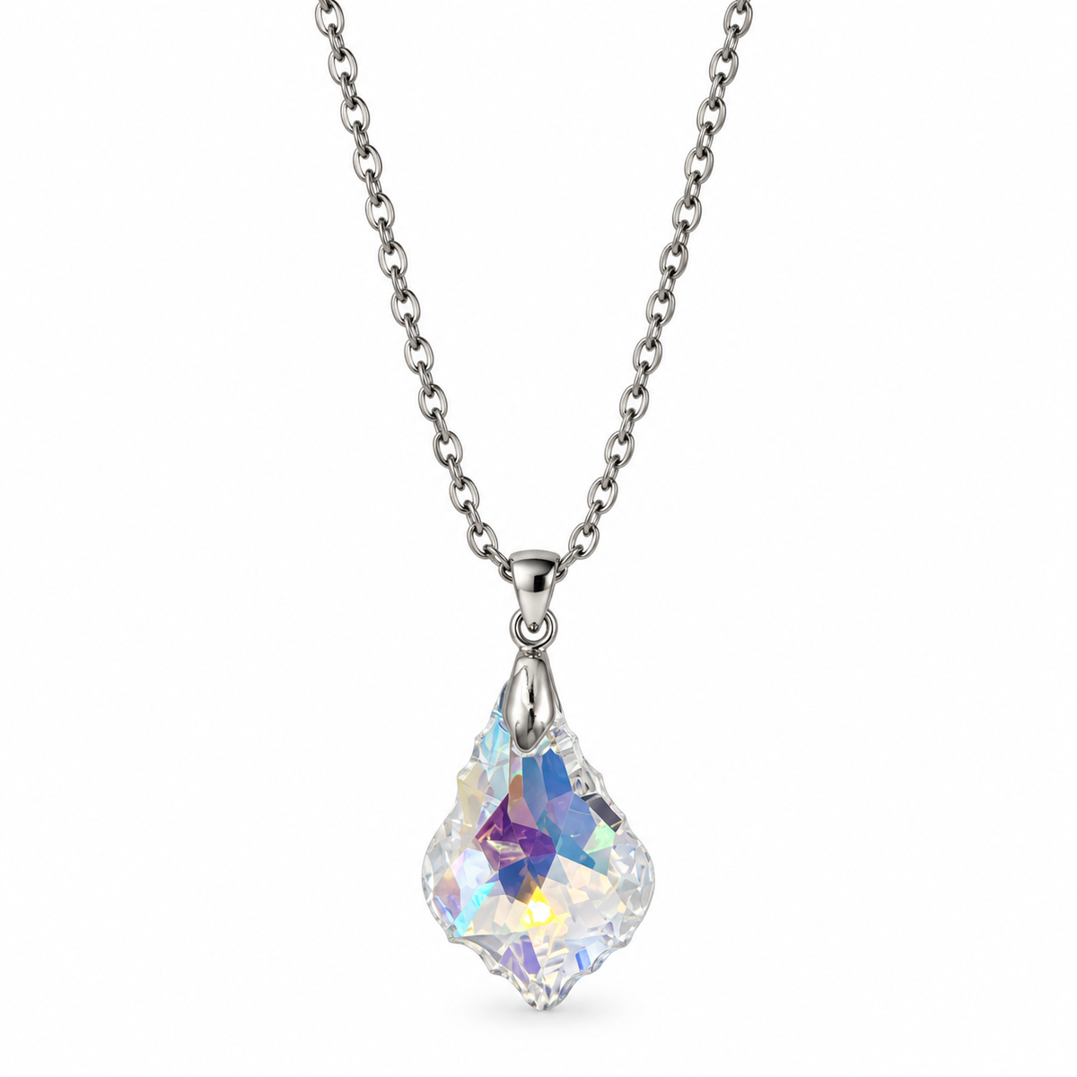 PO073 - Silver Iridescent Faceted Baroque Drop Cable Chain Ogrlica, krupan prikaz prozirnog baroknog priveska sa geometrijskim fasetama, plavim, ljubičastim i zlatnim odsjajima i poliranim srebrnim držačem na beloj pozadini