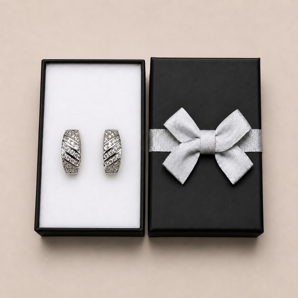 PM209 - Silver Diagonal Stripe Pavé Wide Huggie Minđuše