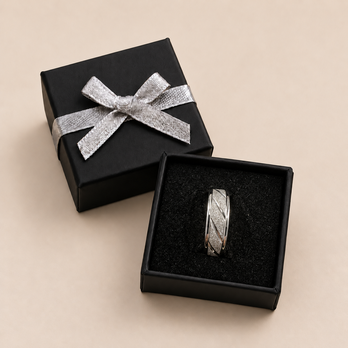 PP063 - Silver Textured Diagonal Stripe Wide Band Prsten
