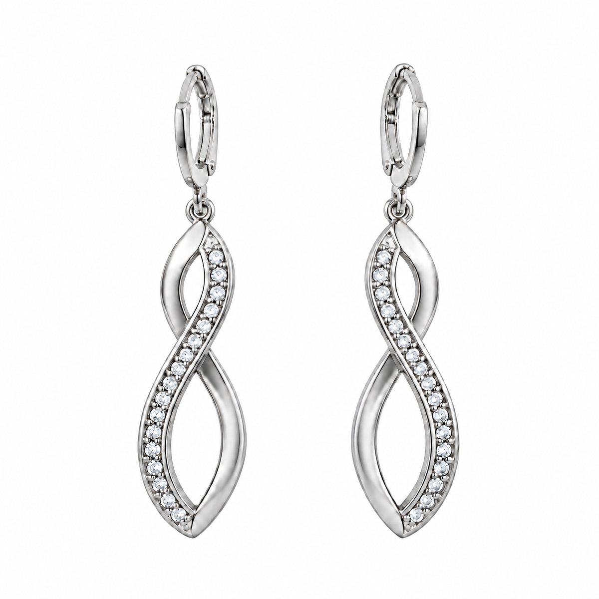 PM208 - Silver Infinity Loop Sparkle Drop Minđuše od hirurškog čelika, srebrne viseće minđuše sa izduženim prepletenim Infinity privescima, prozirnim svetlucavim kamenčićima i huggie kopčama na beloj pozadini