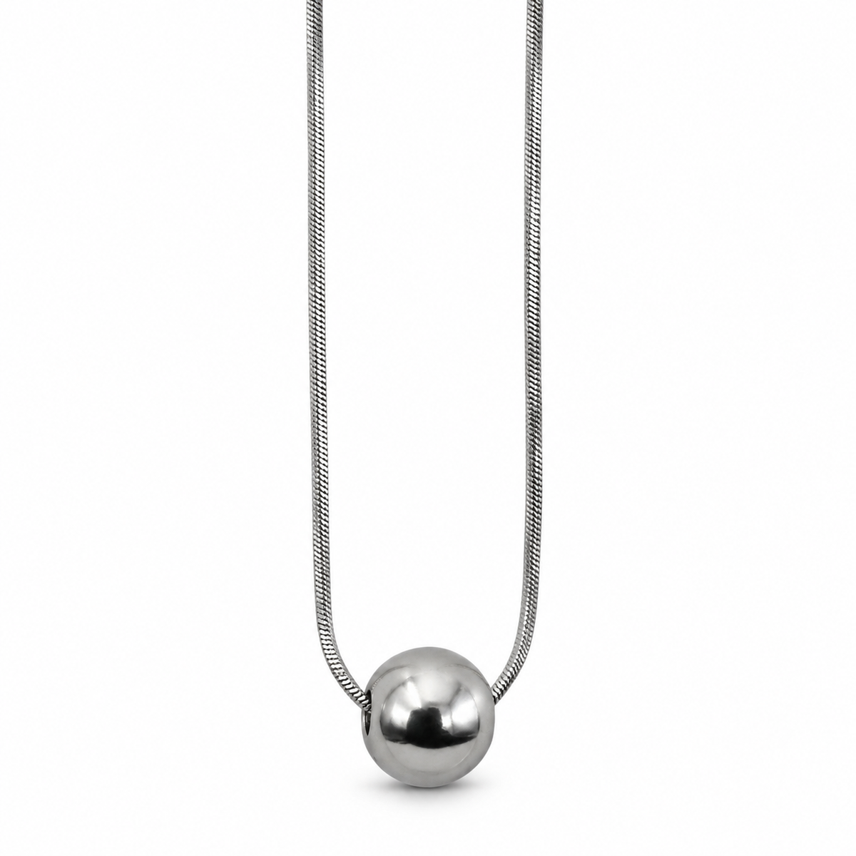 PO067 - Silver Smooth Ball Snake Chain Ogrlica, krupan prikaz glatke srebrne metalne kugle sa ogledalskim sjajem na finom snake lančiću od hirurškog čelika, na beloj pozadini