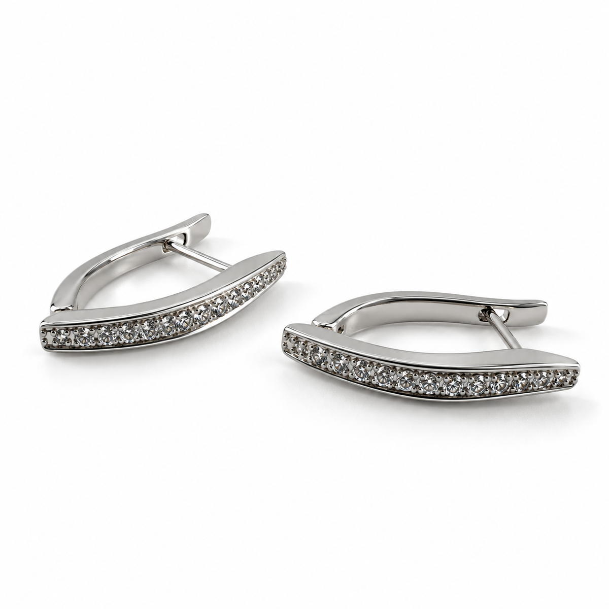 PM211 - Silver Open Marquise Single-Row Pavé Leverback Minđuše od hirurškog čelika, izdužene srebrne minđuše otvorenog bademastog oblika sa jednorednim nizom svetlucavih kamenčića i preklopnim kopčama na beloj pozadini