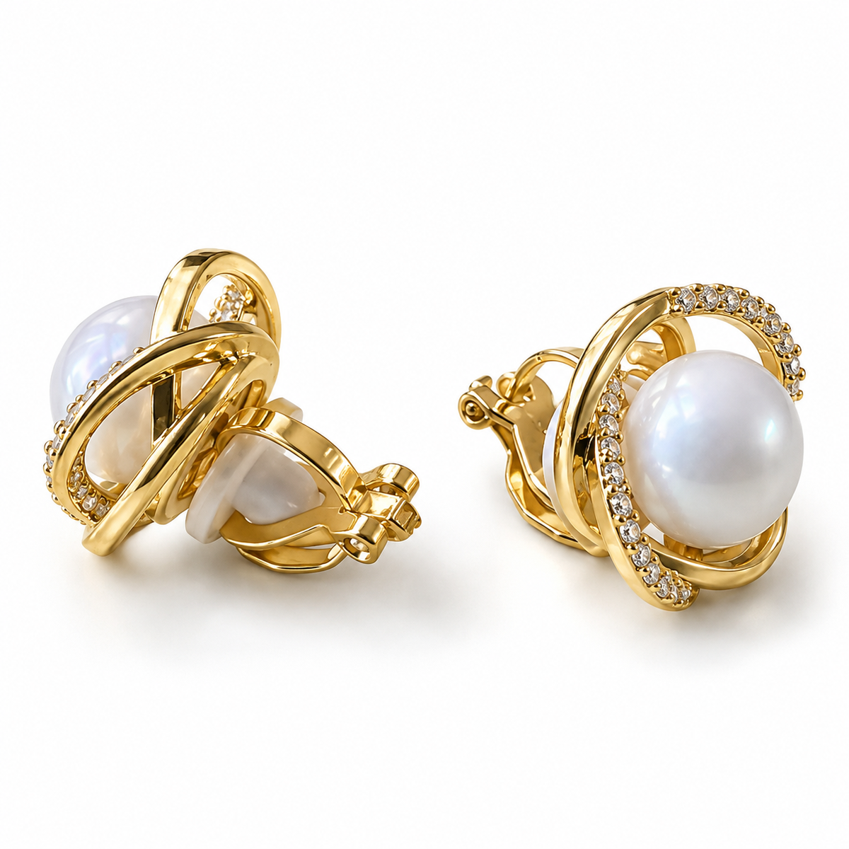 PM118G - Gold Pearl Orbit Pavé Clip-On Minđuše, bočni prikaz zlatnih obruča sa svetlucavim kamenčićima, belog perlastog ukrasa i kopče za nebušene uši.
