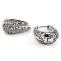 PM203 - Silver Ornate Scrollwork Pavé Edge Huggie Minđuše od hirurškog čelika, par srebrnih filigranskih obruča sa spiralnim ornamentima, kružnim detaljima i nizom prozirnih svetlucavih kamenčića duž donje ivice na beloj pozadini