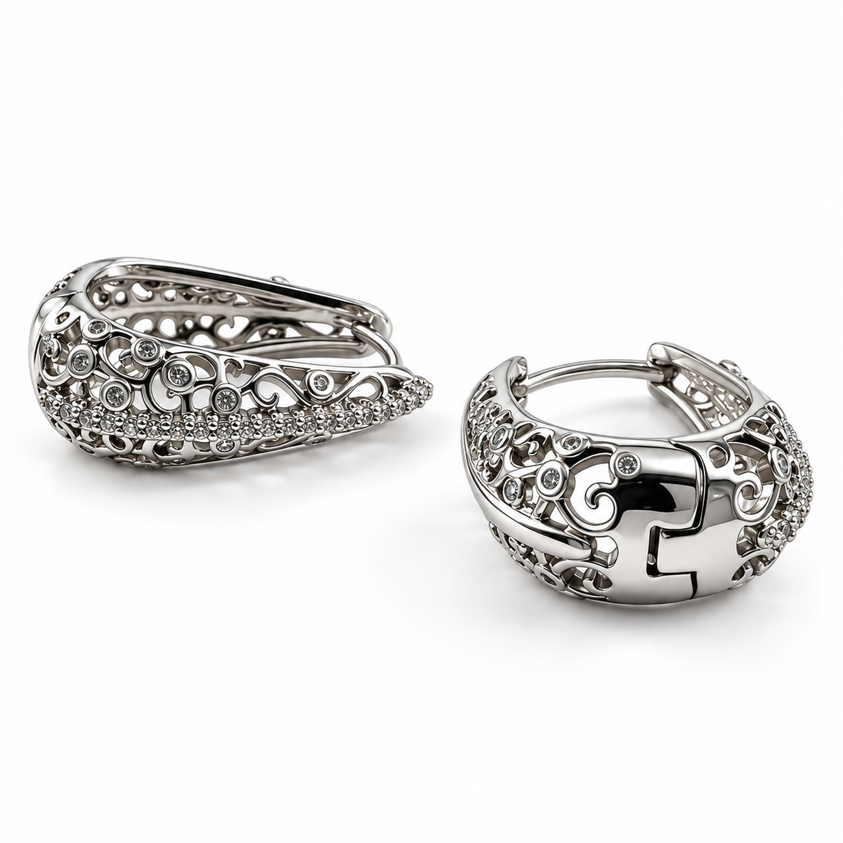 PM203 - Silver Ornate Scrollwork Pavé Edge Huggie Minđuše od hirurškog čelika, par srebrnih filigranskih obruča sa spiralnim ornamentima, kružnim detaljima i nizom prozirnih svetlucavih kamenčića duž donje ivice na beloj pozadini