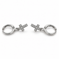 PM192 - Silver Pavé Cross Charm Huggie Minđuše od hirurškog čelika, par srebrnih obruča sa visećim krstićima ukrašenim sitnim prozirnim svetlucavim kamenčićima na beloj pozadini