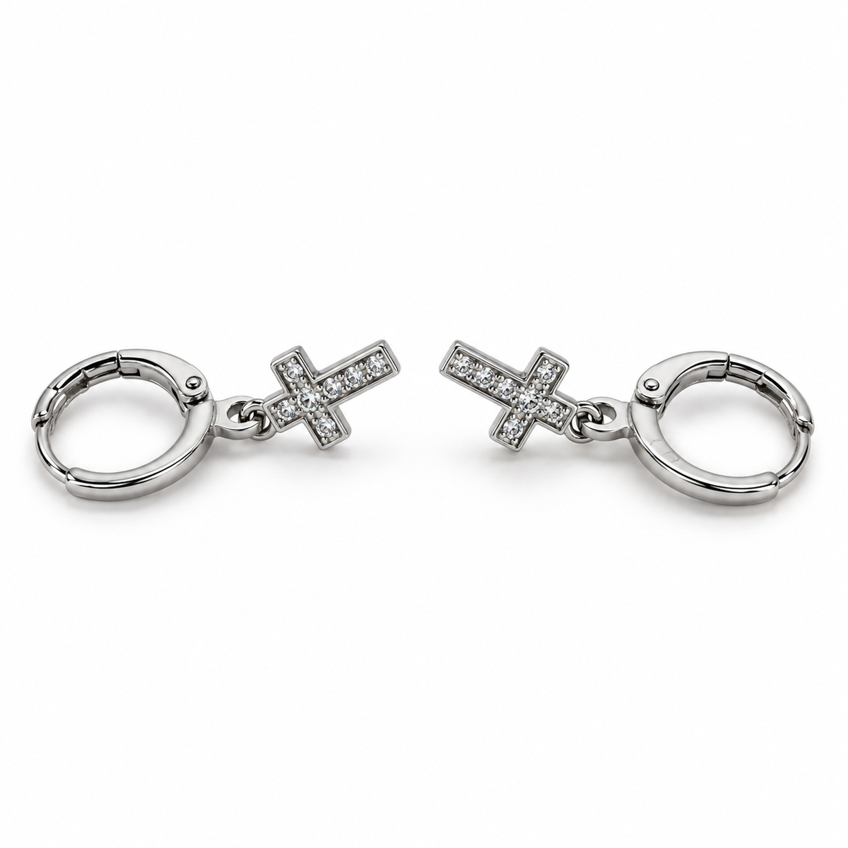 PM192 - Silver Pavé Cross Charm Huggie Minđuše od hirurškog čelika, par srebrnih obruča sa visećim krstićima ukrašenim sitnim prozirnim svetlucavim kamenčićima na beloj pozadini