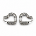PM212 - Silver Open Heart Dual-Section Pavé Huggie Minđuše od hirurškog čelika, srebrne minđuše u obliku otvorenog srca sa svetlucavim kamenčićima na gornjoj konturi i donjem delu obruča, na beloj pozadini