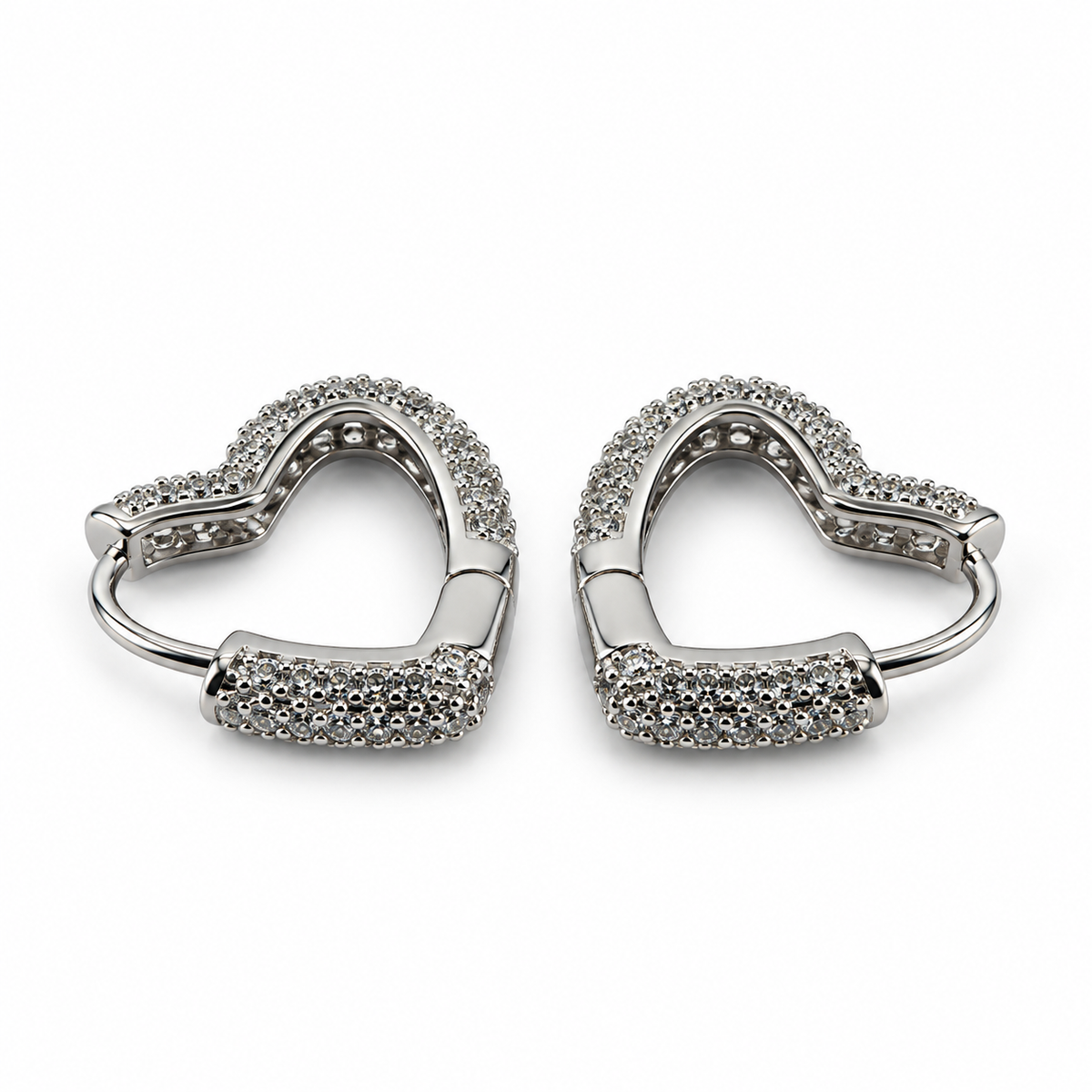 PM212 - Silver Open Heart Dual-Section Pavé Huggie Minđuše od hirurškog čelika, srebrne minđuše u obliku otvorenog srca sa svetlucavim kamenčićima na gornjoj konturi i donjem delu obruča, na beloj pozadini