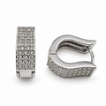 PM202 - Silver Sculpted Wave Pavé Panel Huggie Minđuše od hirurškog čelika, par širokih srebrnih obruča sa talasasto oblikovanim metalnim delom i pravilnim redovima prozirnih svetlucavih kamenčića na beloj pozadini