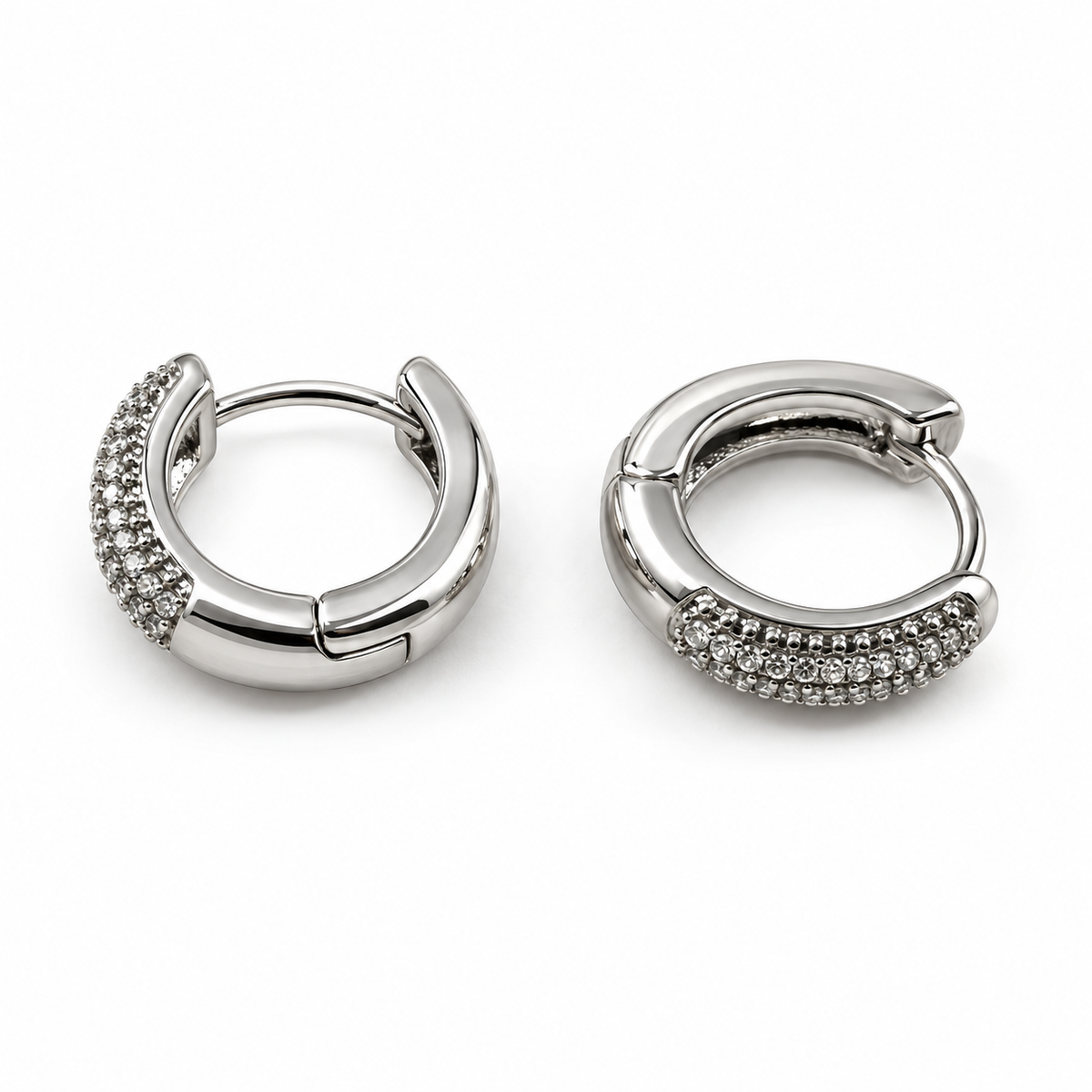 PM186 - Silver Tapered Crescent Pavé Huggie Minđuše od hirurškog čelika, zaobljeni srebrni obruči sa suženim pavé segmentom i prozirnim svetlucavim kamenčićima na beloj pozadini