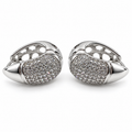 PM206 - Silver Rounded Shield Pavé Huggie Minđuše od hirurškog čelika, par širokih srebrnih obruča sa ispupčenim pavé panelima, prozirnim svetlucavim kamenčićima i glatkim suženim metalnim završecima na beloj pozadini