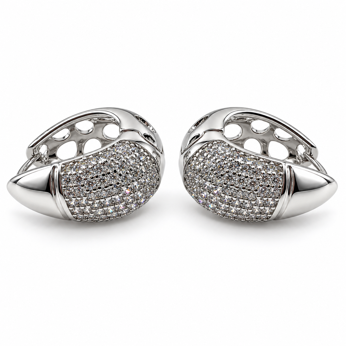 PM206 - Silver Rounded Shield Pavé Huggie Minđuše od hirurškog čelika, par širokih srebrnih obruča sa ispupčenim pavé panelima, prozirnim svetlucavim kamenčićima i glatkim suženim metalnim završecima na beloj pozadini
