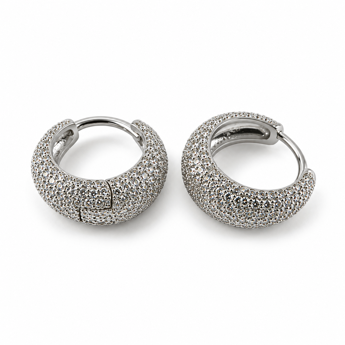 PM213 - Silver Rounded Crescent Full Pavé Huggie Minđuše od hirurškog čelika, široke zaobljene srebrne minđuše sa gustom pavé dekoracijom od svetlucavih kamenčića, polumesečastom formom i preklopnim kopčama na beloj pozadini