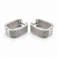 PM207 - Silver Double-Sided Pavé Rectangular Huggie Minđuše od hirurškog čelika, par širokih srebrnih zaobljeno-pravougaonih obruča sa gustim redovima prozirnih svetlucavih kamenčića na spoljašnjoj i unutrašnjoj strani, na beloj pozadini