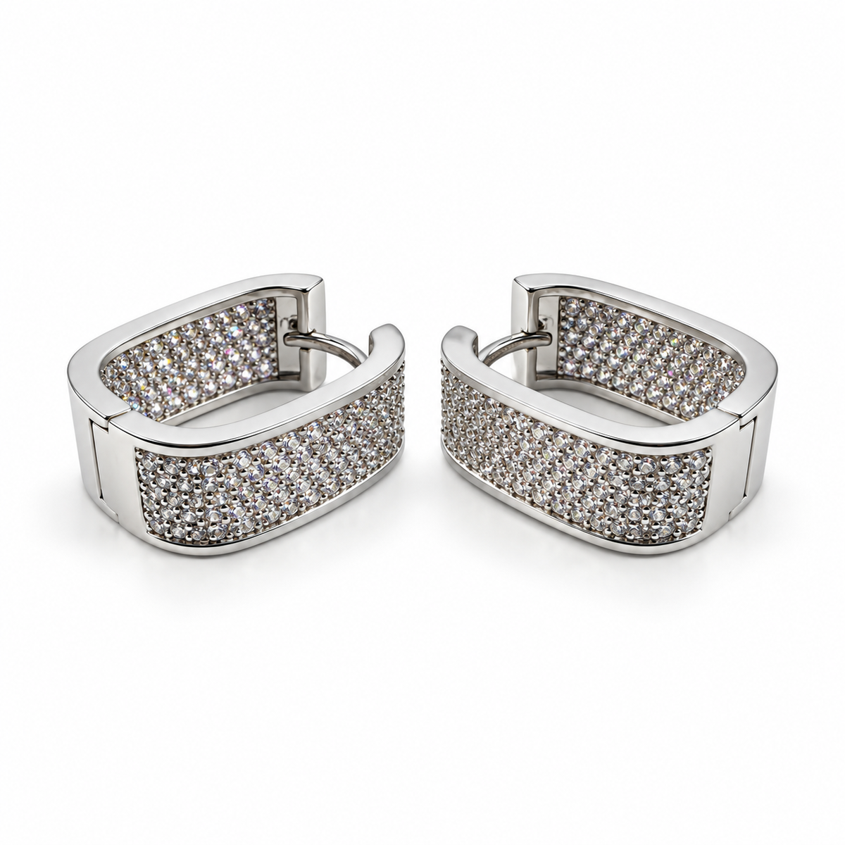 PM207 - Silver Double-Sided Pavé Rectangular Huggie Minđuše od hirurškog čelika, par širokih srebrnih zaobljeno-pravougaonih obruča sa gustim redovima prozirnih svetlucavih kamenčića na spoljašnjoj i unutrašnjoj strani, na beloj pozadini