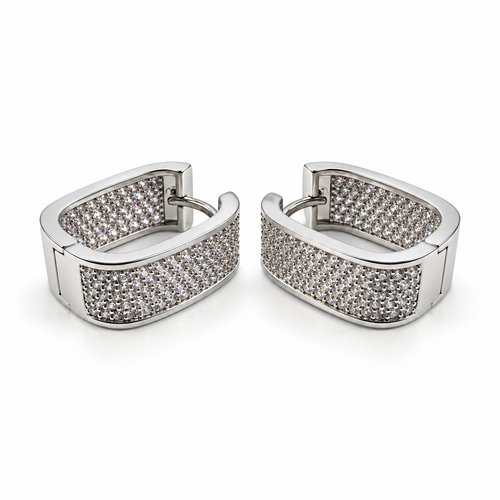 PM207 - Silver Double-Sided Pavé Rectangular Huggie Minđuše od hirurškog čelika, par širokih srebrnih zaobljeno-pravougaonih obruča sa gustim redovima prozirnih svetlucavih kamenčića na spoljašnjoj i unutrašnjoj strani, na beloj pozadini