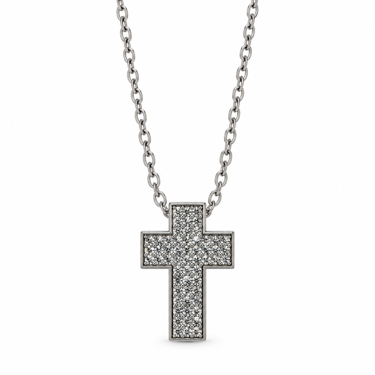 PO071 - Silver Full Pavé Cross Cable Chain Ogrlica, krupan prikaz srebrnog latinskog krsta sa gustim redovima prozirnih svetlucavih kamenčića, poliranim metalnim okvirom i lancem povezanim sa obe strane krsta na beloj pozadini