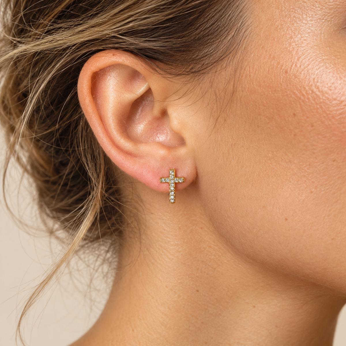 PM116G - Gold Elongated Pavé Cross Huggie Minđuše