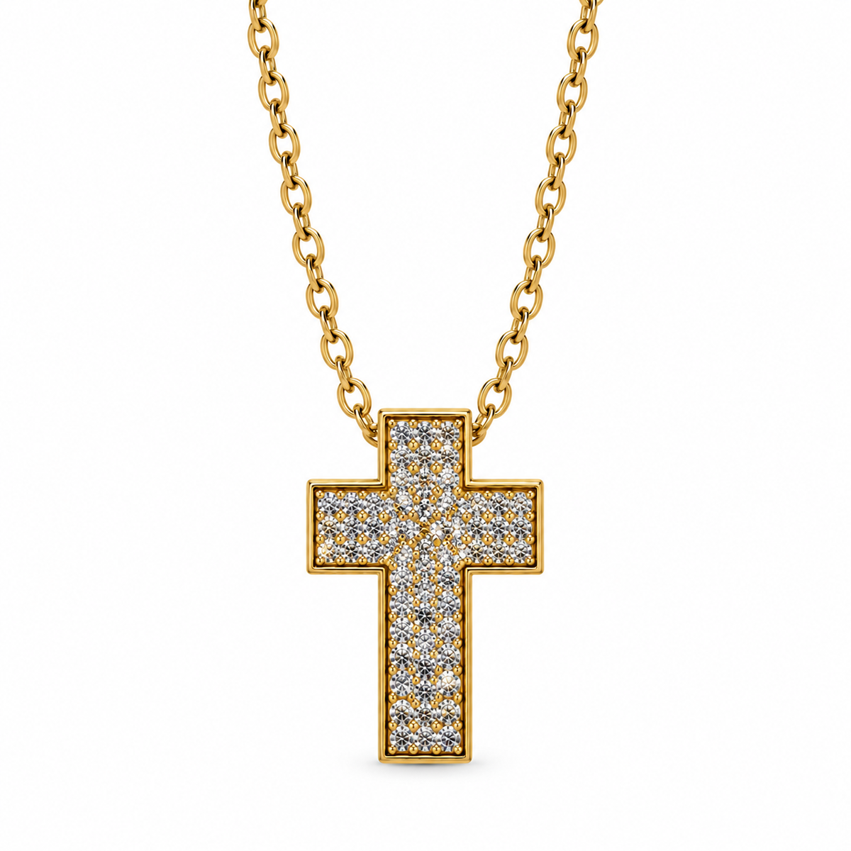 PO020G - Gold Full Pavé Cross Cable Chain Ogrlica, krupan prikaz zlatnog latinskog krsta sa gustim redovima prozirnih svetlucavih kamenčića, poliranim Gold okvirom i lancem povezanim sa obe strane krsta na beloj pozadini