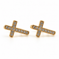 PM116G - Gold Elongated Pavé Cross Huggie Minđuše od hirurškog čelika, zlatne minđuše sa izduženim motivom krsta i nizom prozirnih svetlucavih kamenčića.