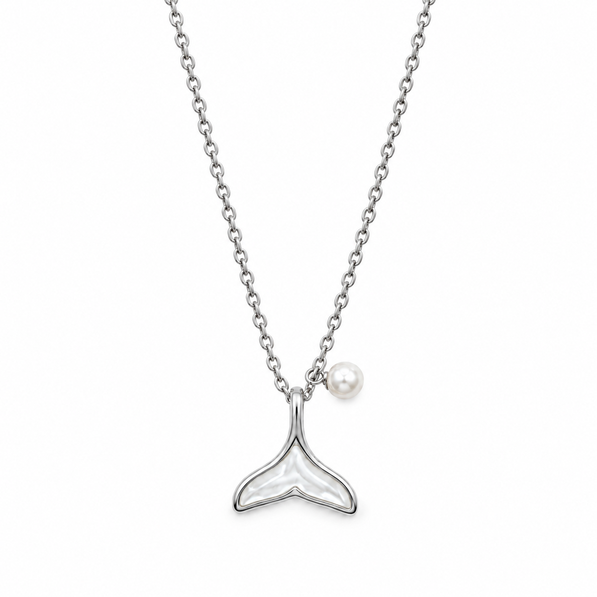 PO075 - Silver Whale Tail White Accent Pendant Ogrlica, krupan prikaz srebrnog kitovog repa sa svetlim sedefastim umetkom, visokopoliranim metalnim okvirom i malom visećom belom kuglicom perlastog izgleda na beloj pozadini