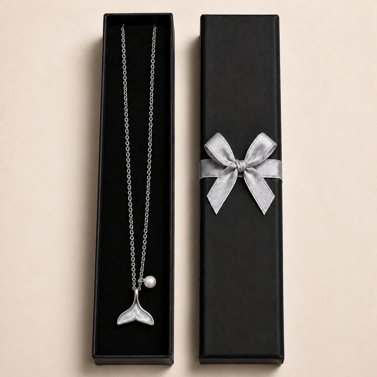 PO075 - Silver Whale Tail White Accent Pendant Ogrlica
