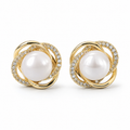 PM118G - Gold Pearl Orbit Pavé Clip-On Minđuše od hirurškog čelika za nebušene uši, sa velikim belim perlastim detaljem i isprepletenim zlatnim obručima.