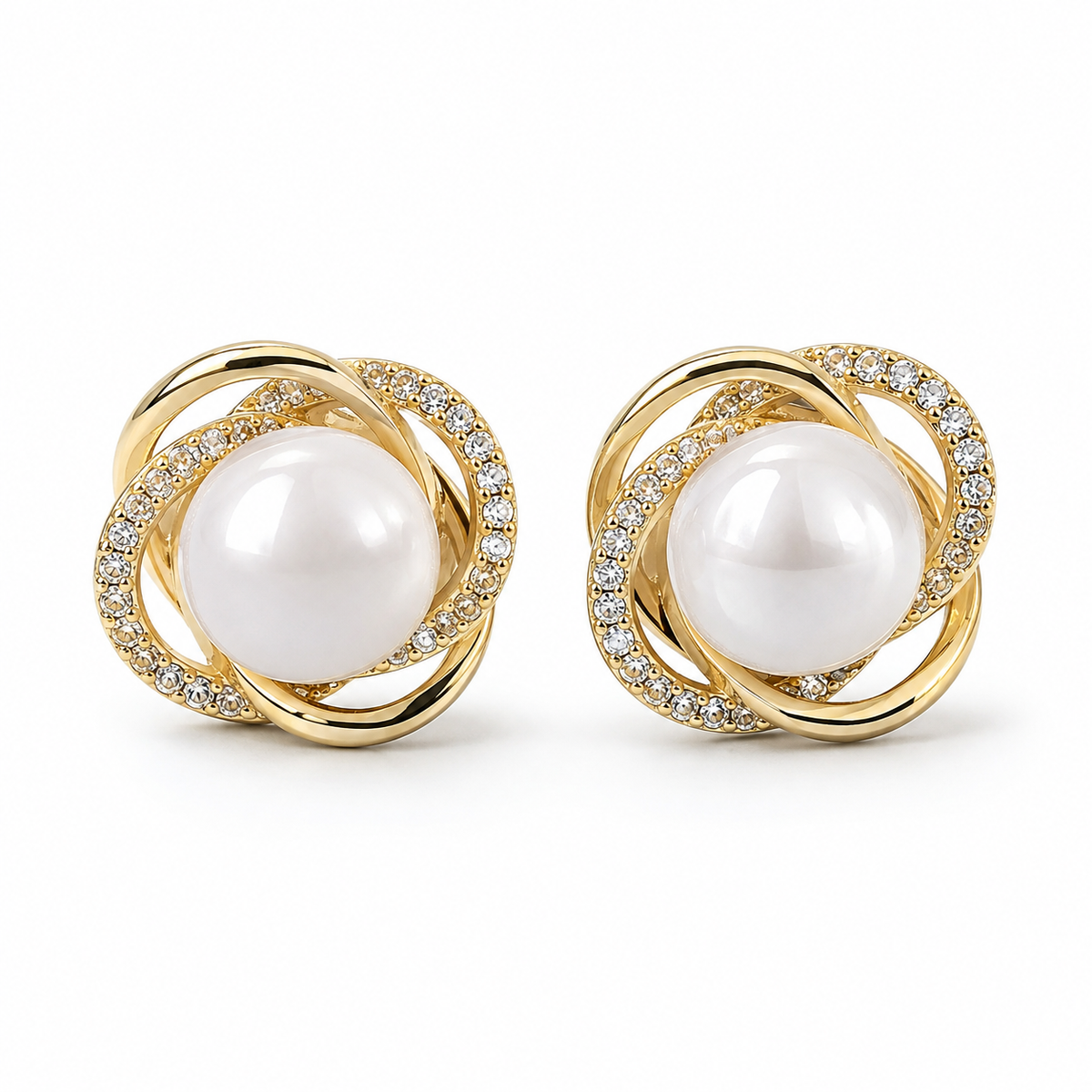 PM118G - Gold Pearl Orbit Pavé Clip-On Minđuše od hirurškog čelika za nebušene uši, sa velikim belim perlastim detaljem i isprepletenim zlatnim obručima.