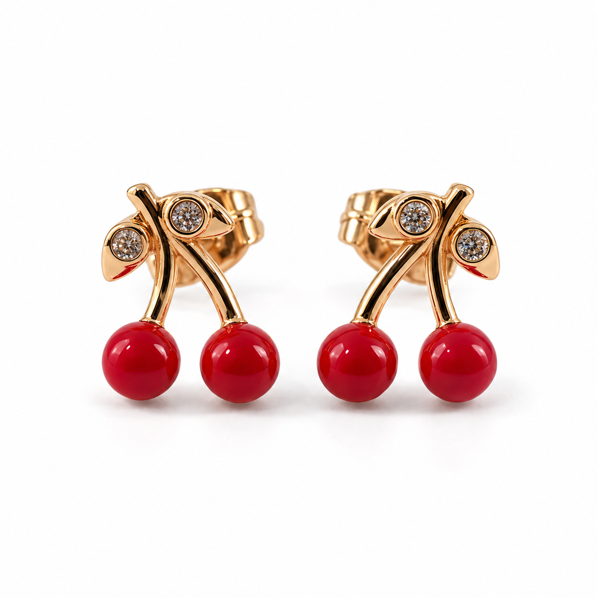 PM137G - Gold Twin Red Cherry Sparkle Leaf Stud Minđuše od hirurškog čelika, zlatne minđuše sa po dve sjajne crvene trešnje, zakrivljenim drškama, svetlucavim listićima i stud zatvaračima na beloj pozadini