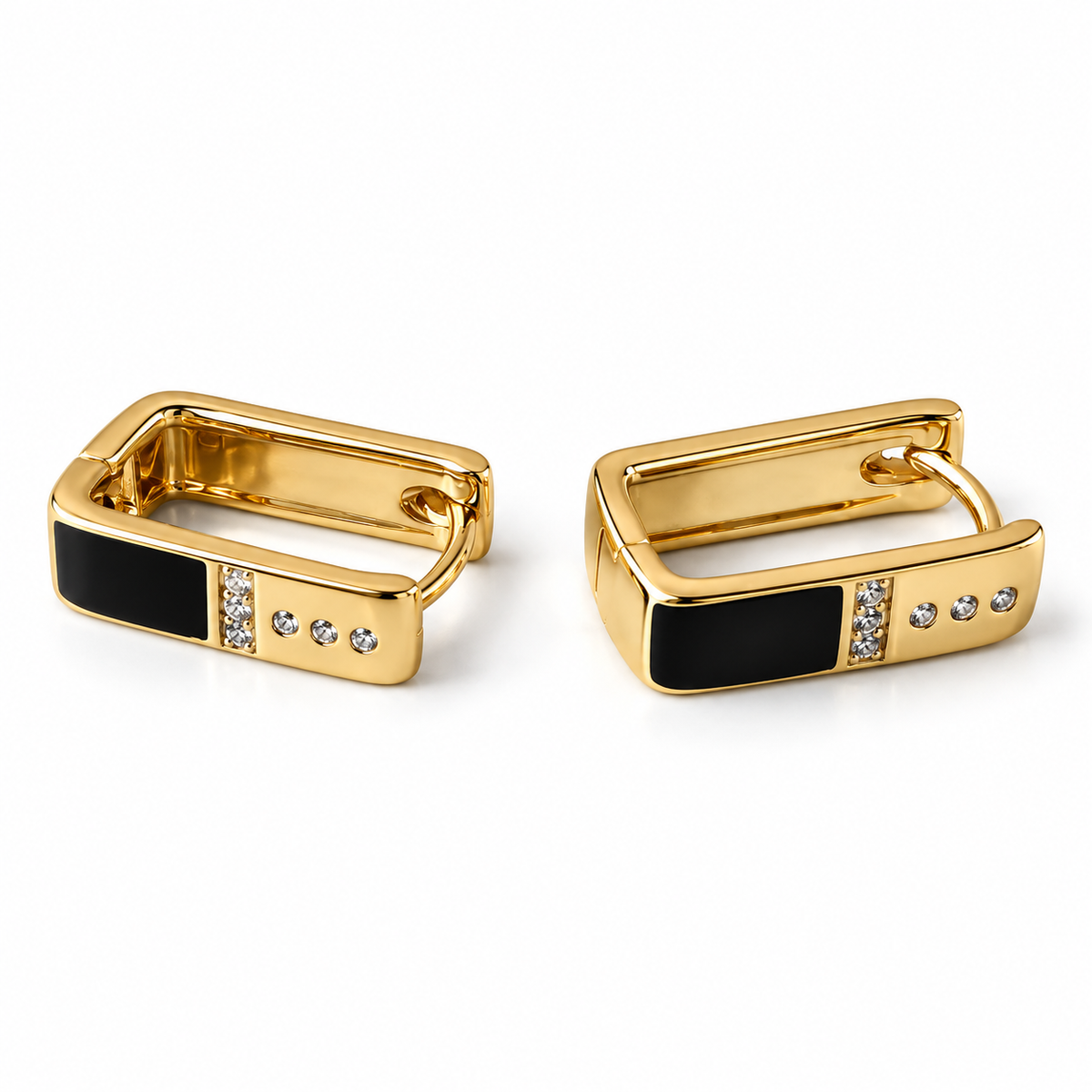 PM134G - Gold Black Panel Triple-Stone Accent Huggie Minđuše od hirurškog čelika, par zlatnih zaobljeno-pravougaonih obruča sa crnim panelima, vertikalnim nizovima prozirnih kamenčića i po tri zasebna svetlucava kamenčića na beloj pozadini