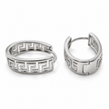 PM205 - Silver Openwork Greek Key Wide Huggie Minđuše od hirurškog čelika, par širokih srebrnih obruča sa otvorenim geometrijskim ornamentima grčkog meandra i visokopoliranim metalnim ivicama na beloj pozadini