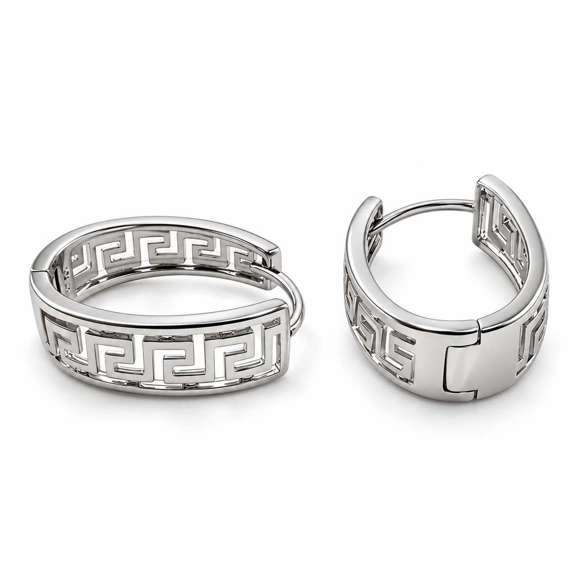 PM205 - Silver Openwork Greek Key Wide Huggie Minđuše od hirurškog čelika, par širokih srebrnih obruča sa otvorenim geometrijskim ornamentima grčkog meandra i visokopoliranim metalnim ivicama na beloj pozadini