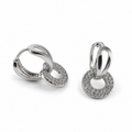 PM189 - Silver Sculptural Loop Pavé Circle Drop Huggie Minđuše od hirurškog čelika, par srebrnih obruča sa otvorenim skulpturalnim petljama i visećim kružnim privescima ukrašenim prozirnim kamenčićima na beloj pozadini