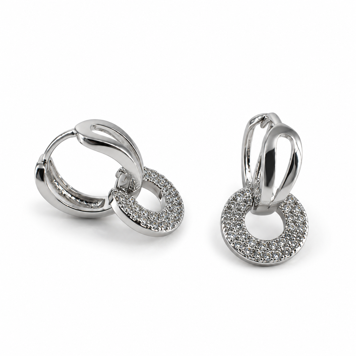 PM189 - Silver Sculptural Loop Pavé Circle Drop Huggie Minđuše od hirurškog čelika, par srebrnih obruča sa otvorenim skulpturalnim petljama i visećim kružnim privescima ukrašenim prozirnim kamenčićima na beloj pozadini