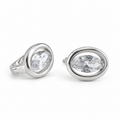 PM198 - Silver Oval-Cut Solitaire Sculptural Frame Minđuše od hirurškog čelika, par srebrnih minđuša sa krupnim prozirnim ovalnim kamenjem i širokim visokopoliranim metalnim okvirima na beloj pozadini