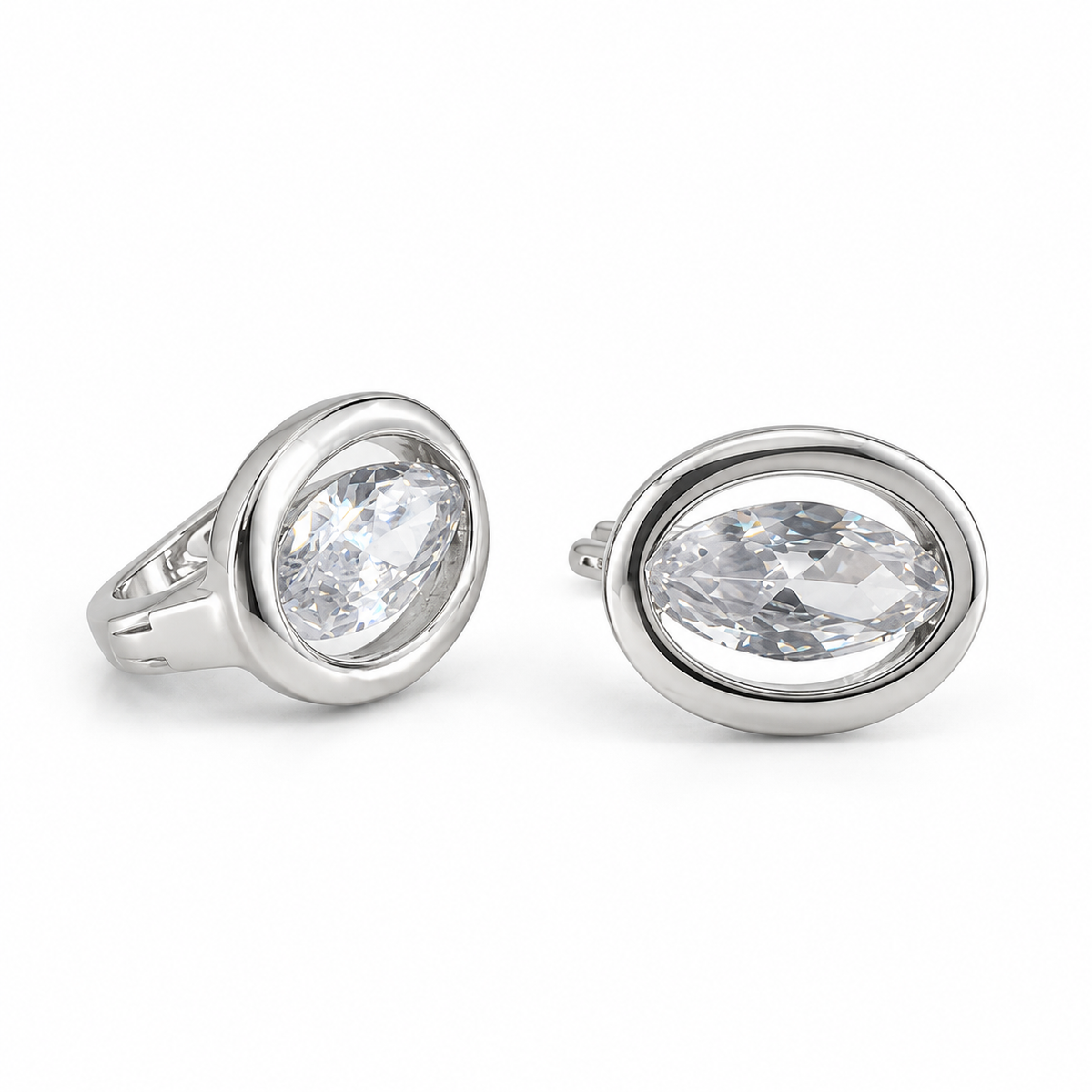 PM198 - Silver Oval-Cut Solitaire Sculptural Frame Minđuše od hirurškog čelika, par srebrnih minđuša sa krupnim prozirnim ovalnim kamenjem i širokim visokopoliranim metalnim okvirima na beloj pozadini