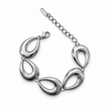 PN046 - Silver Five Open Teardrop Link Narukvica od hirurškog čelika, srebrna narukvica sa pet otvorenih kapljičastih elemenata, visokopoliranom površinom i produžnim lančićem na beloj pozadini