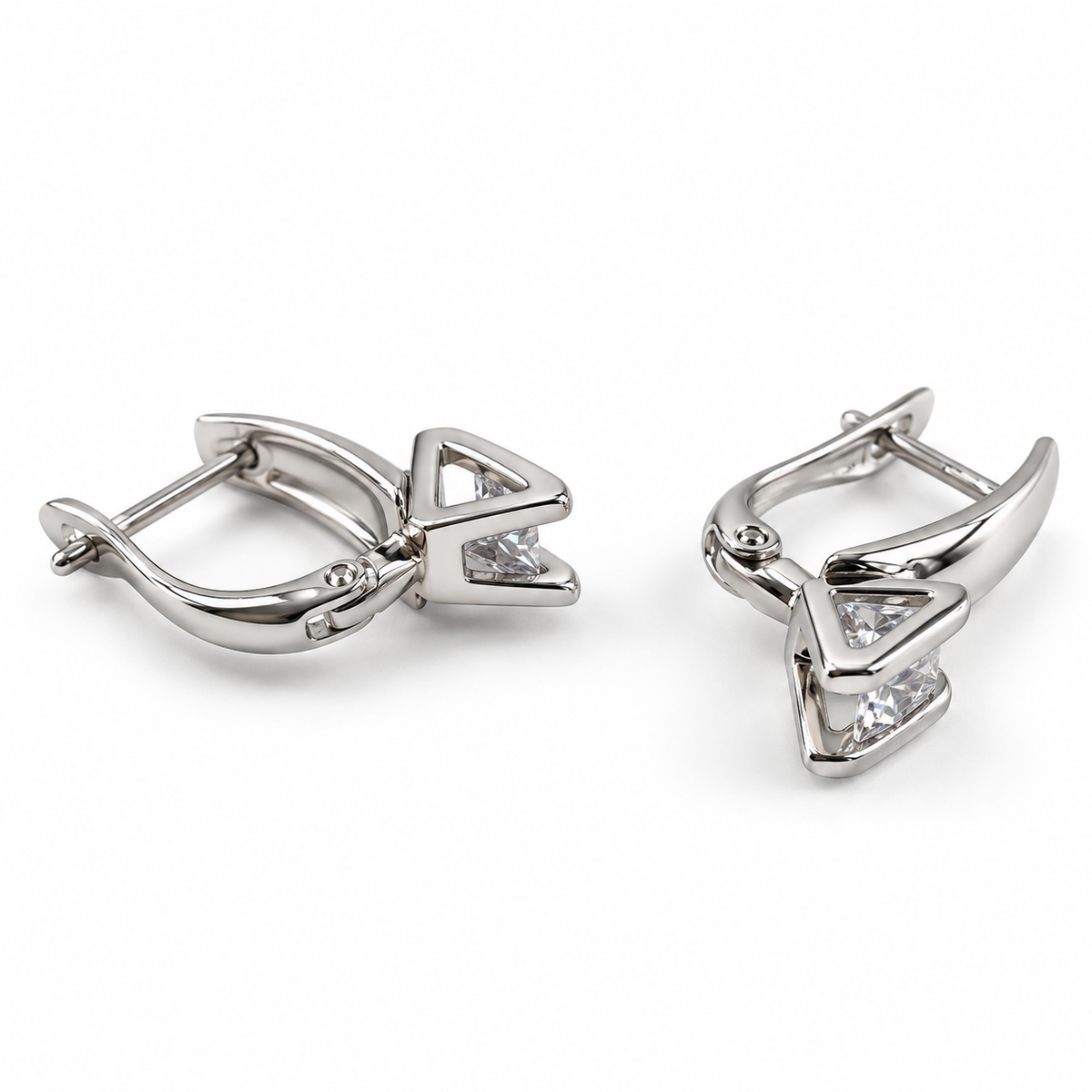 PM195 - Silver Open Triangle Faceted Stone Leverback Minđuše od hirurškog čelika, par srebrnih minđuša sa otvorenim trouglastim metalnim okvirima, prozirnim fasetiranim kamenjem i preklopnim kopčama na beloj pozadini