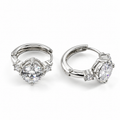 PM194 - Silver Round-Cut Three-Stone Prong Huggie Minđuše od hirurškog čelika, par srebrnih obruča sa krupnim prozirnim okruglim kamenom u izdignutoj metalnoj postavci i dva manja bočna kamenčića na beloj pozadini