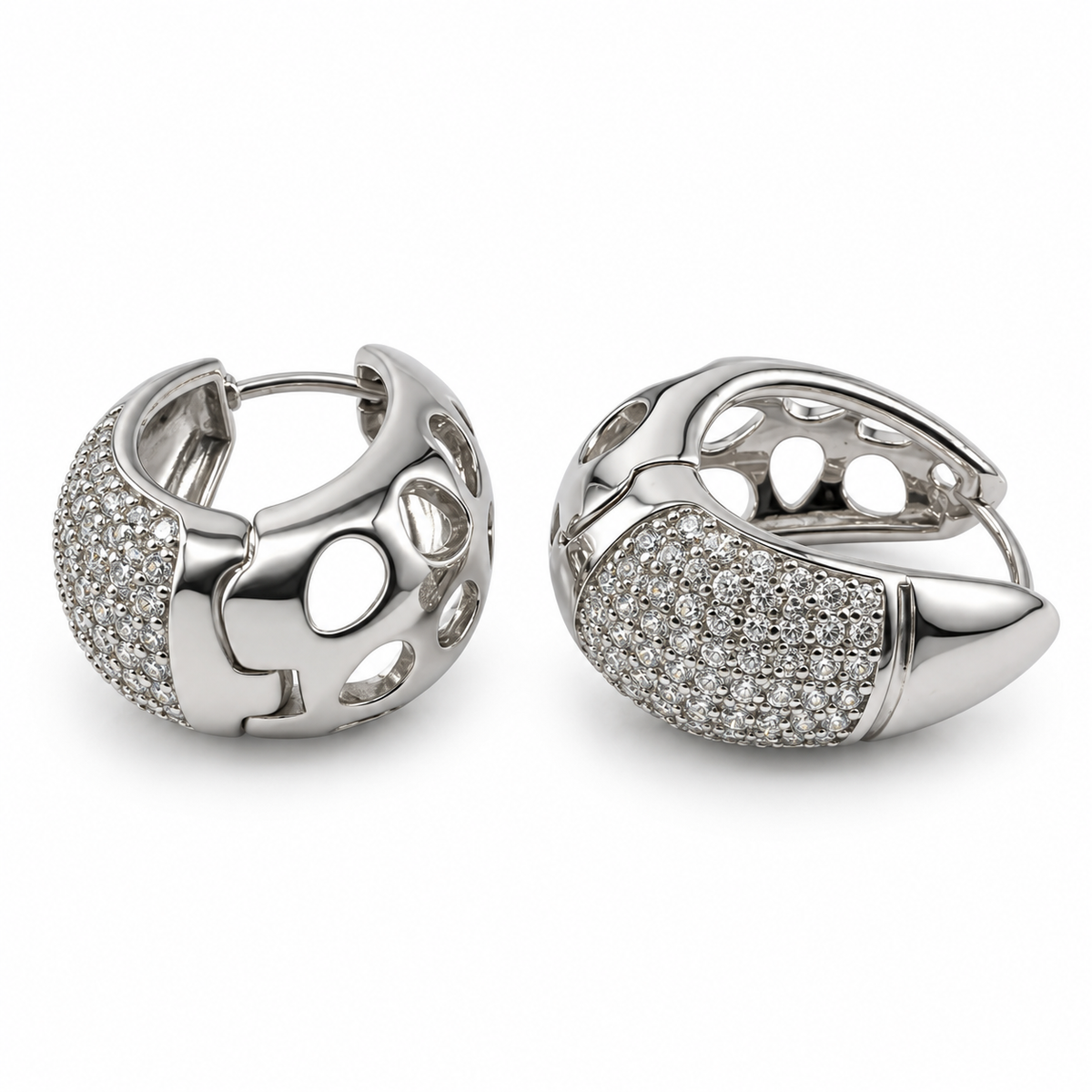 PM206 - Silver Rounded Shield Pavé Huggie Minđuše