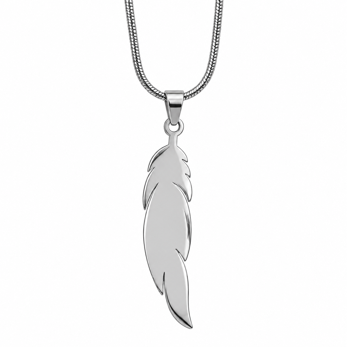 PO076 - Silver Engraved Feather Snake Chain Ogrlica, krupni prikaz glatke visokopolirane zadnje strane srebrnog priveska u obliku pera, metalne karike i detalja snake chain lanca