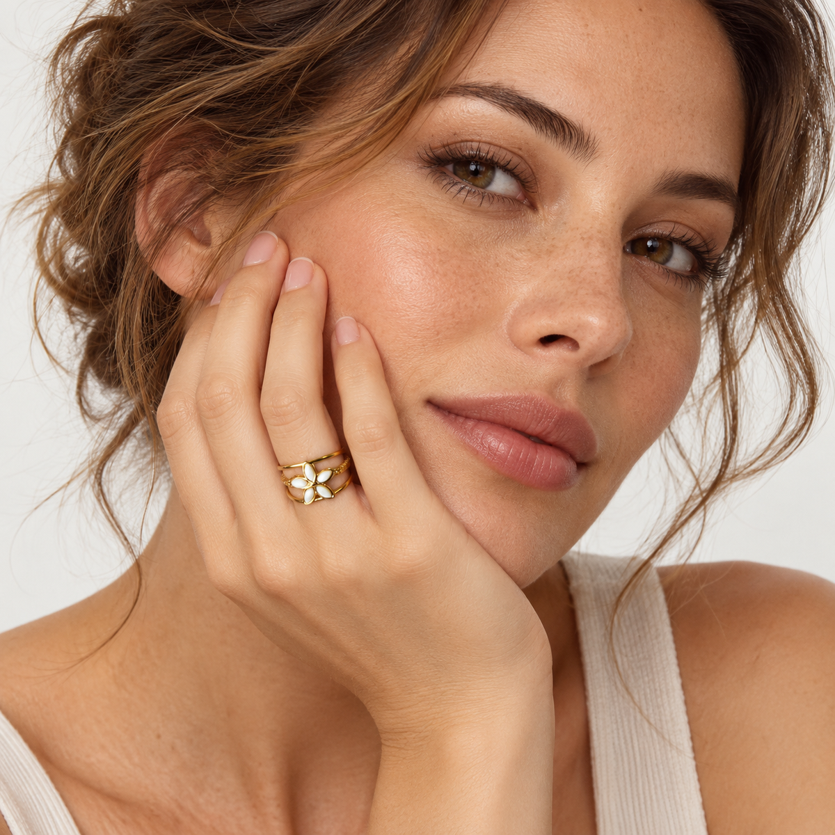 PP035G - Gold White Petal Flower Triple Band Cuff Prsten