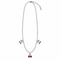 PO069 - Silver Triple Cherry Charm Red Accent Ogrlica od hirurškog čelika, srebrna ogrlica sa tri motiva trešanja, centralnim crvenim priveskom, dva srebrna bočna priveska i produžnim lančićem na beloj pozadini